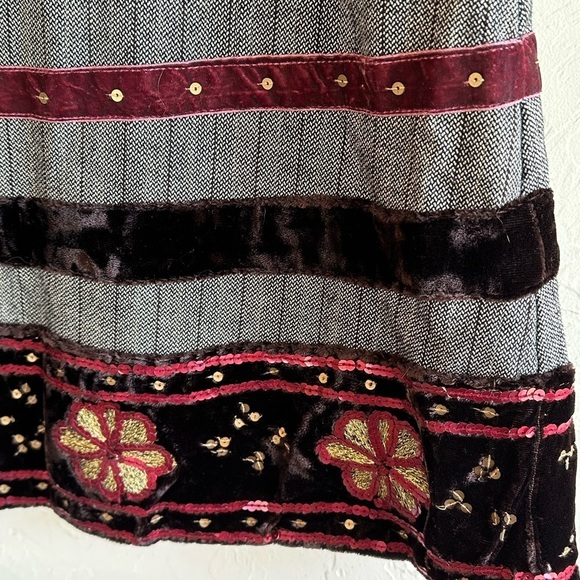 Vintage Y2K Grey Pinstriped Wool A-Line Skirt w/Velvet & Sequins Design Sz 6 - Picture 2 of 8